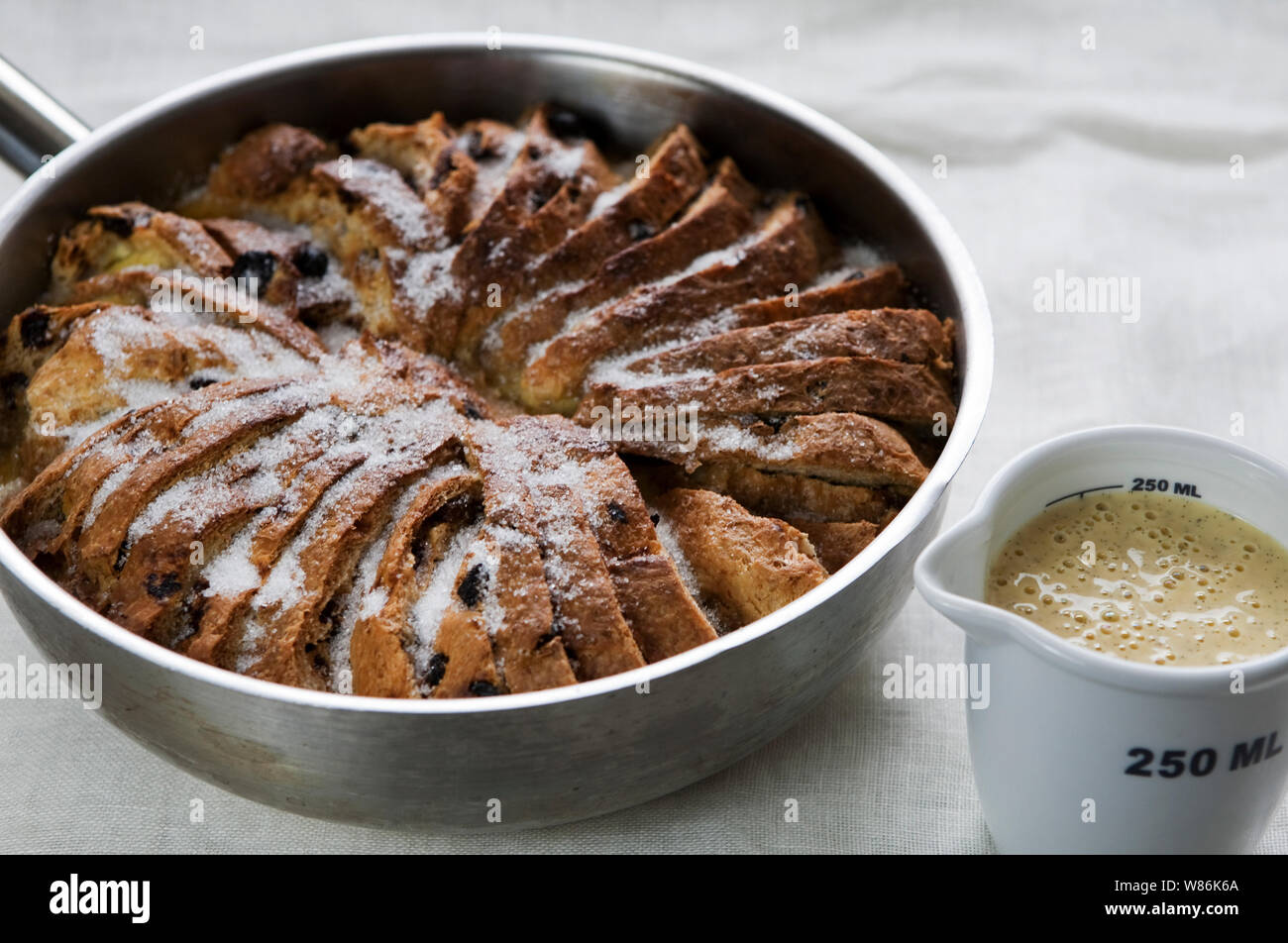 La traditionnelle du pain et du beurre au lait dessert fait avec Guernesey gâteau de fruit connu sous le nom de gache. Banque D'Images
