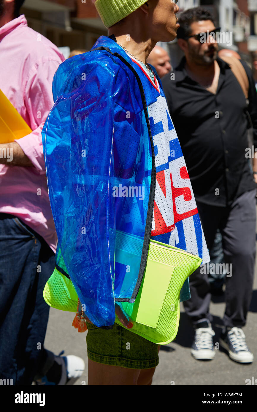 MILAN, ITALIE - 16 juin 2019 : l'homme avec veste en plastique transparent  bleu et jaune avant de sac fashion show, Etro Milan Fashion Week street  style Photo Stock - Alamy