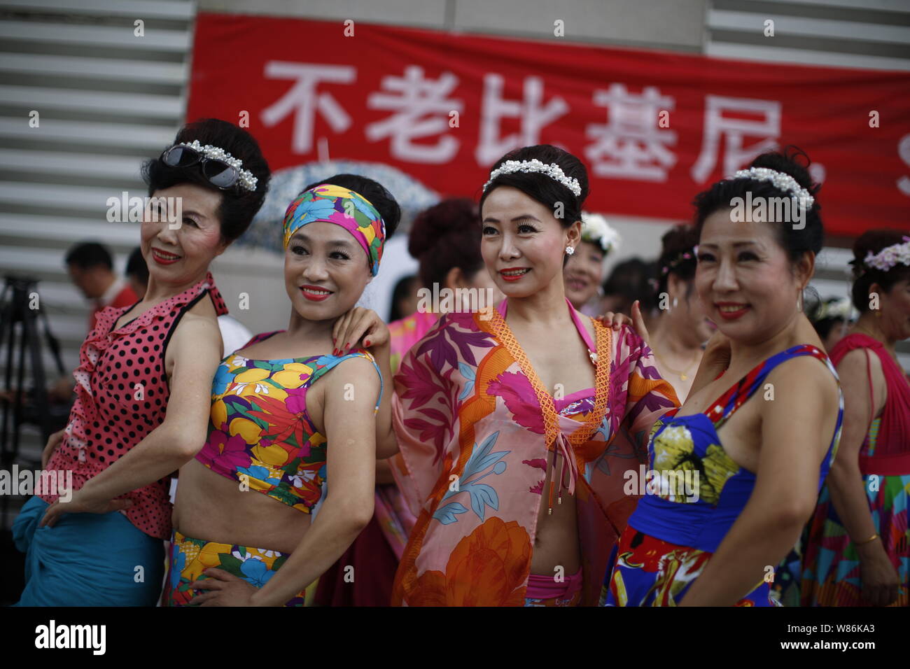 Les femmes chinoises âgées vêtues de maillots de bain bikini ou poser au cours d'un d'âge moyen et les personnes âgées bikini contest à Tianjin, Chine, 23 juillet 2016. Au cours de la Banque D'Images