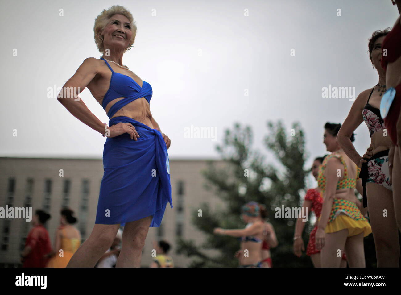 Une vieille femme chinoise habillé en bikini lors d'une pose d'âge moyen et les personnes âgées bikini contest à Tianjin, Chine, 23 juillet 2016. Au cours du week-end, Banque D'Images