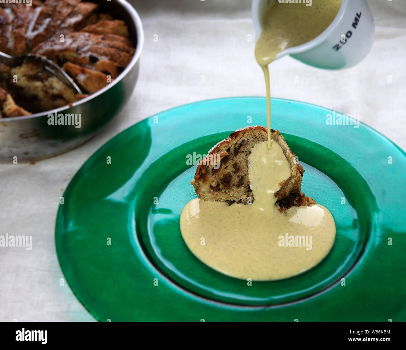 Pain et beurre au lait avec de la crème anglaise Banque D'Images