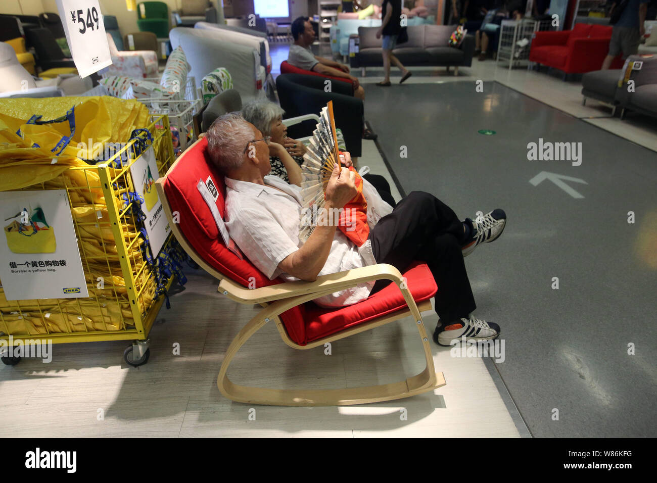 Les acheteurs chinois reste sur des chaises dans un magasin de meubles d'IKEA sur une vraie fournaise en été à Shanghai, Chine, le 14 juillet 2016. Banque D'Images