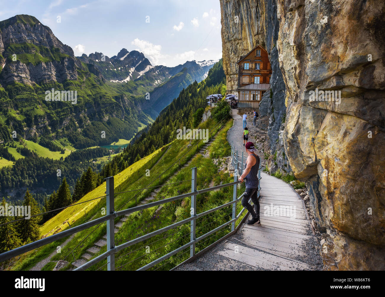 Les touristes qui viennent à la montagne guesthouse Aescher-Wildkirchli dans les Alpes Suisses Banque D'Images