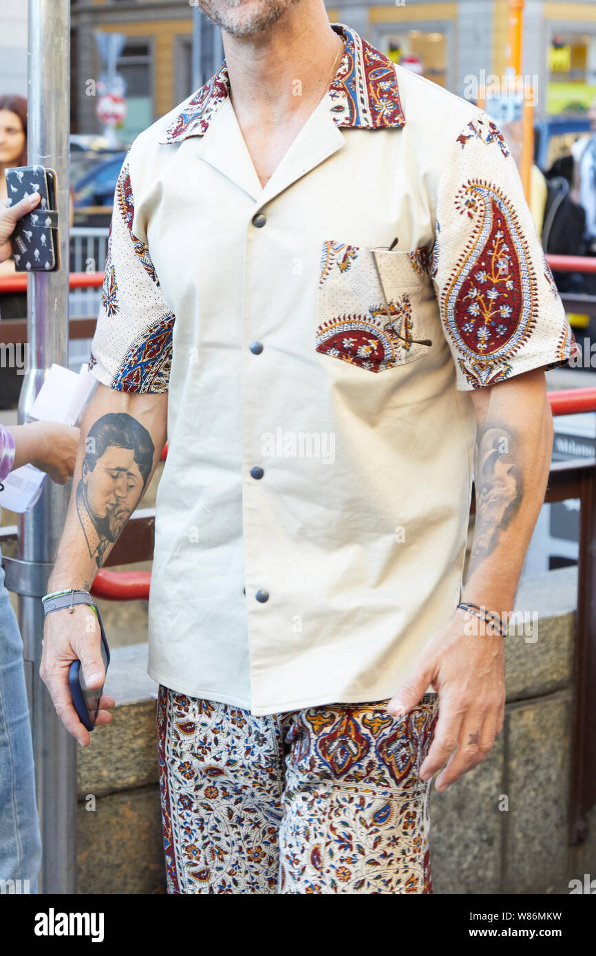 MILAN, ITALIE - 16 juin 2019 : l'homme avec chemise et pantalon à paisley  design avant de Anges Palm fashion show, Milan Fashion Week street style  Photo Stock - Alamy
