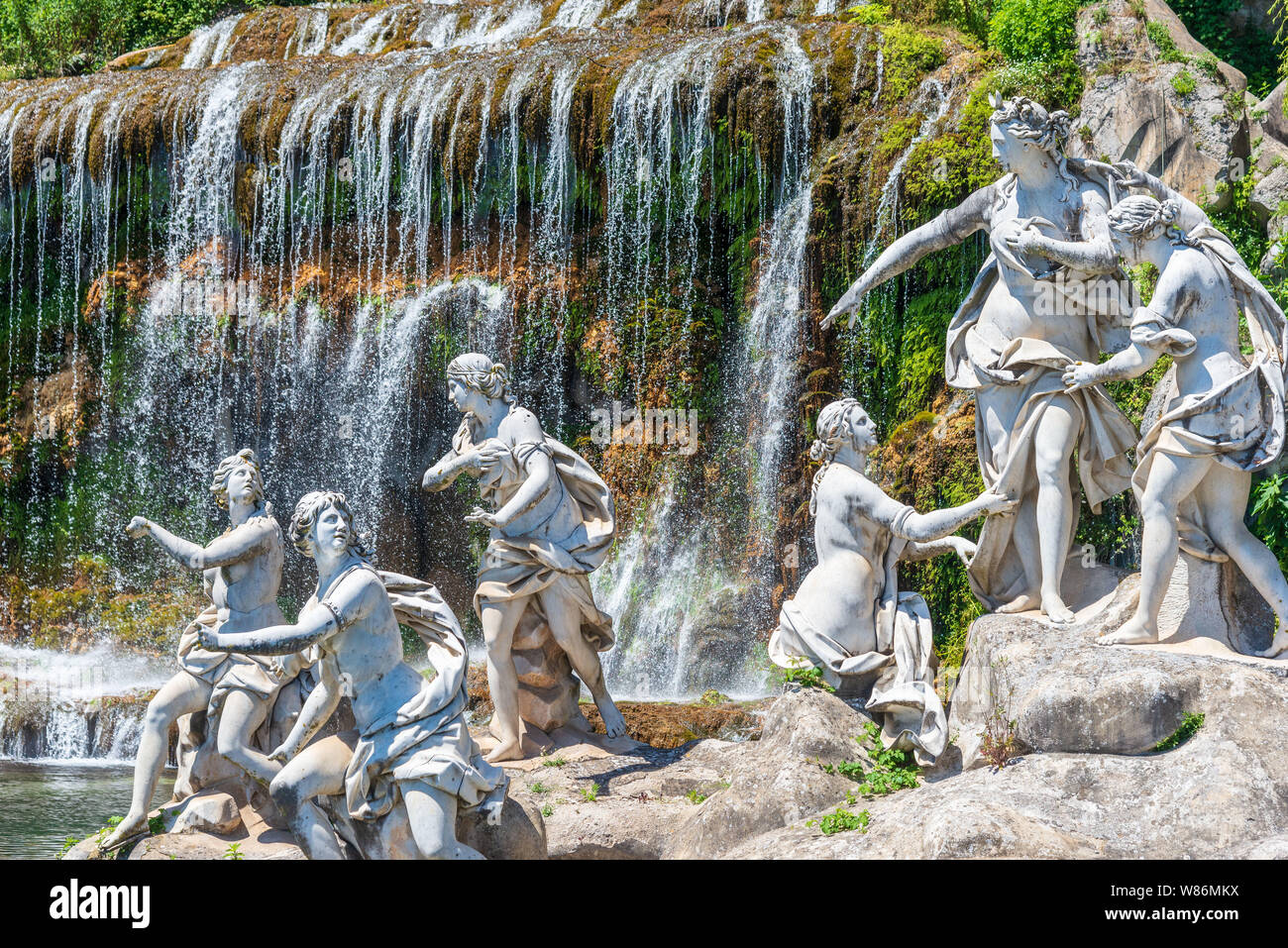 23 JUIN 2019 / Caserta, Italie : un groupe de statues en face d'une cascade dans les beaux jardins du palais de Caserta en Italie. Banque D'Images