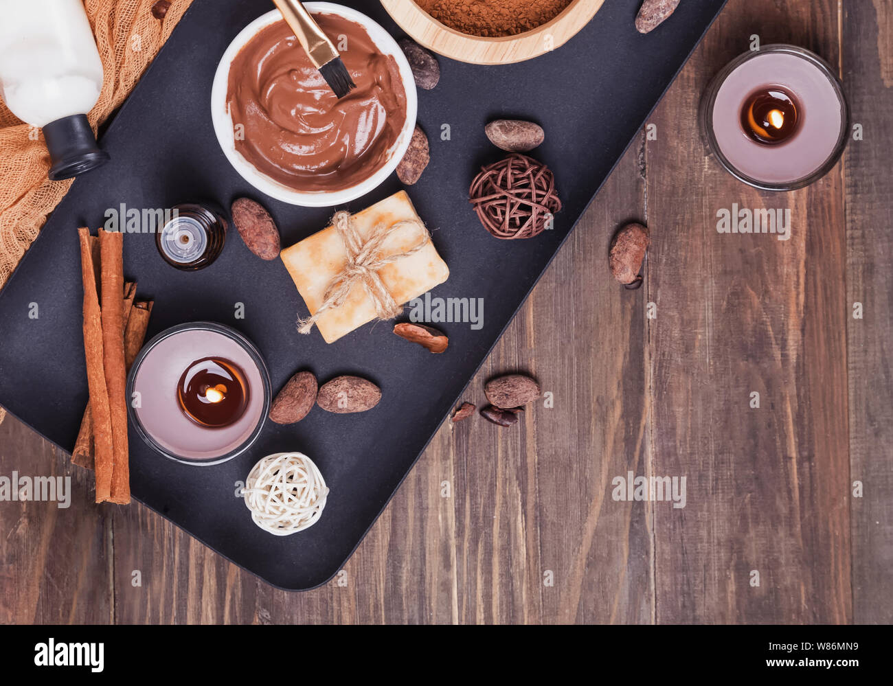 Spa chocolat situé au fond de bois, vue du dessus. Soins du corps essentiel, huiles aromatiques et d'autres Banque D'Images