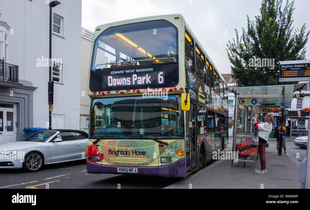 La ligne de bus n° 6 à la gare de Brighton montrant des bas Park Banque D'Images