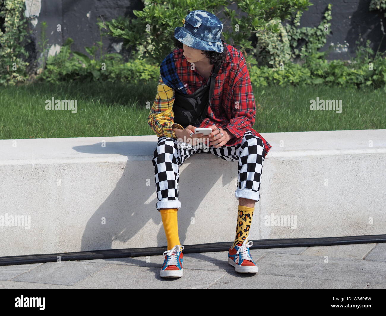 MILANO, Italie : 15 Juin 2019 : Mode street style outfit avant Neil Barrett Milan fashion show Fashion Week homme 2019/2020 Banque D'Images