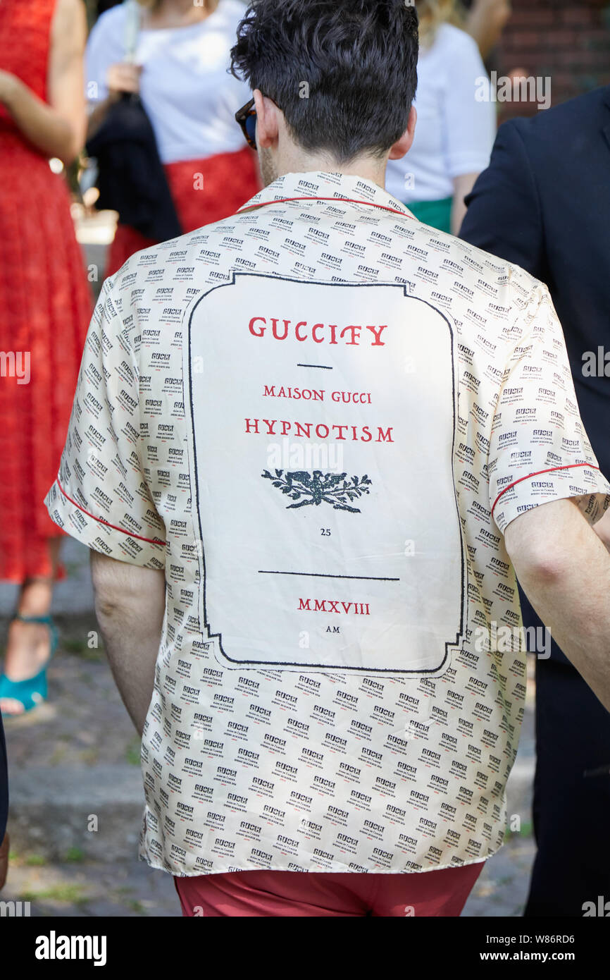 Gucci shirt Banque de photographies et d'images à haute résolution - Alamy