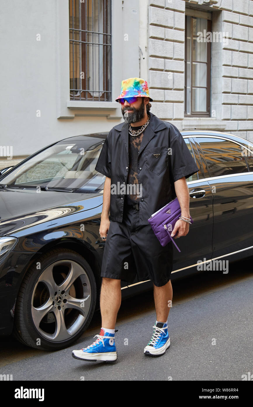 MILAN, ITALIE - 17 juin 2019 : l'homme de noir et chemise Prada sac violet  avant de Giorgio Armani fashion show, Milan Fashion Week street style Photo  Stock - Alamy