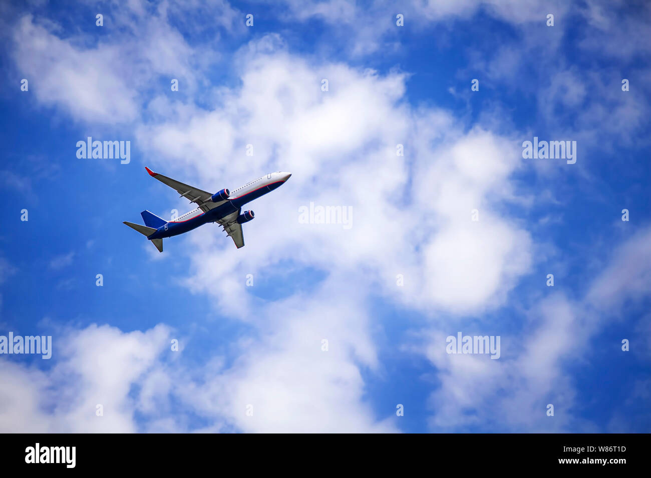 Vol en avion de passagers. L'avion vole un avion fond de nuages. Vue latérale de l'avion. - Image Banque D'Images