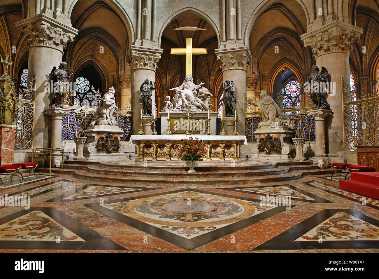 Paris (France) : pieta par le sculpteur Nicolas Coustou dans le chœur de la cathédrale Notre-Dame (non disponible pour la production de cartes postales) Banque D'Images