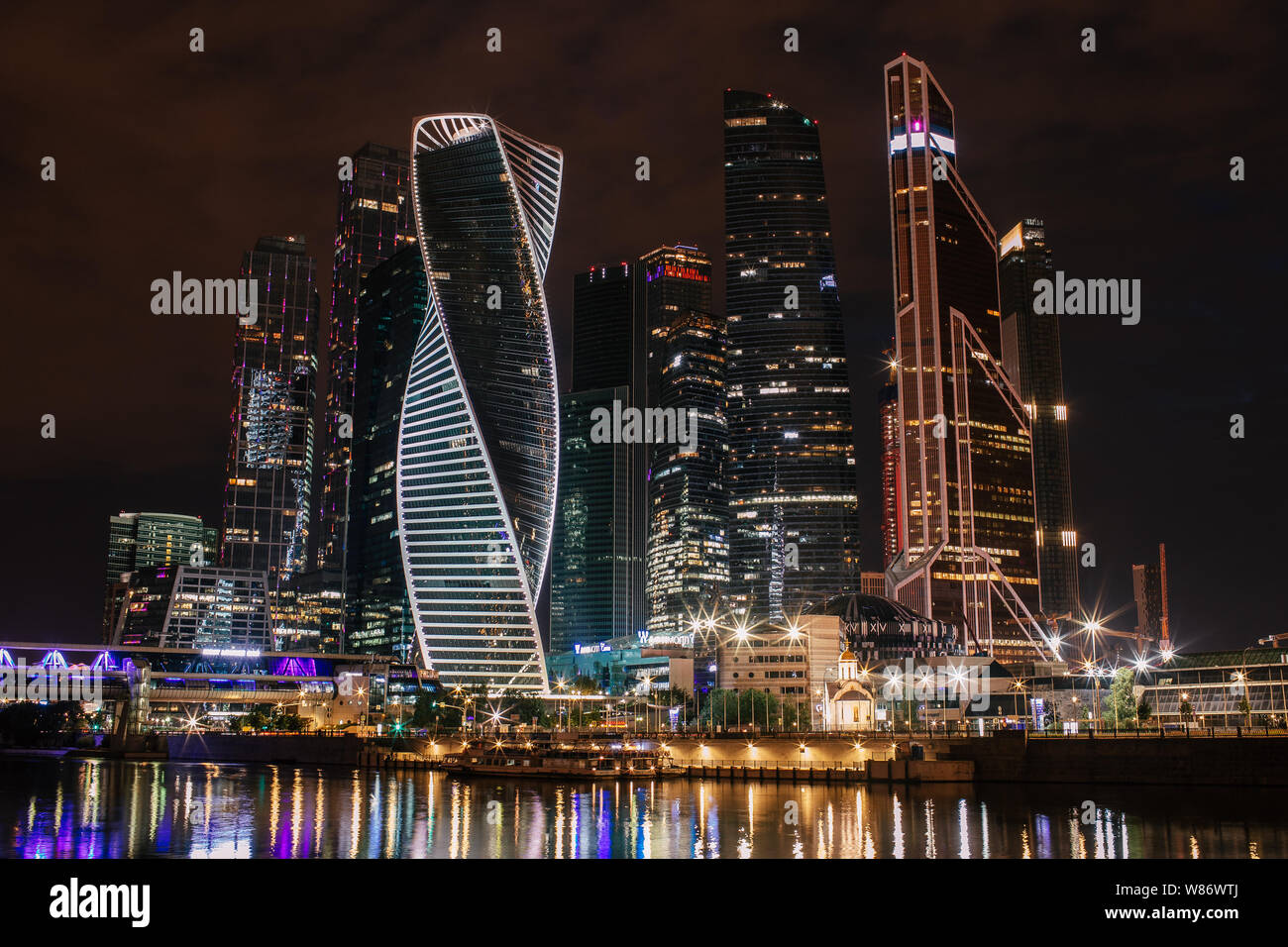 Moscou, Russie - le 14 juillet 2019 : Centre d'affaires international, Moscow-City nuit avec reflet dans la rivière Moskva. Banque D'Images