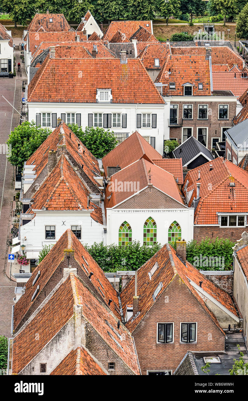 Elburg, aux Pays-Bas, le 3 août 2019 : diverses maisons de la vieille ville avec des murs de brique ou de plâtre blanc et des toits de tuiles rouges vu de la tour de th Banque D'Images