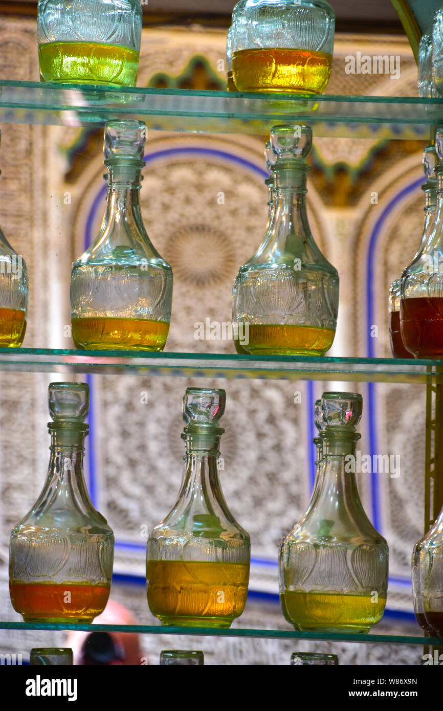 Flacons à parfum en verre coloré ou décanteurs, Souk, Médina, Fès, Maroc, Afrique du Nord Banque D'Images