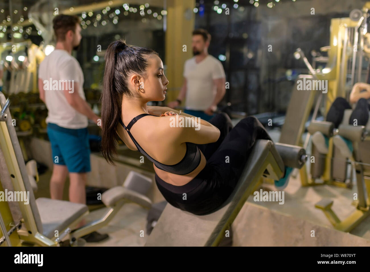 Belle femme faisant des exercices abdominaux at gym Banque D'Images