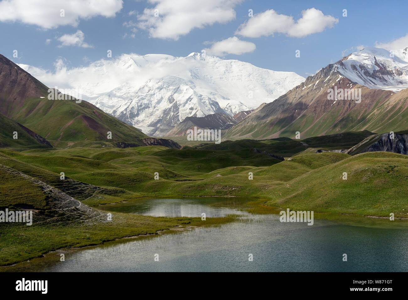 Les belles montagnes du Pamir, trekking destination. Vue sur le pic Lénine, le Kirghizistan, l'Asie centrale. Banque D'Images