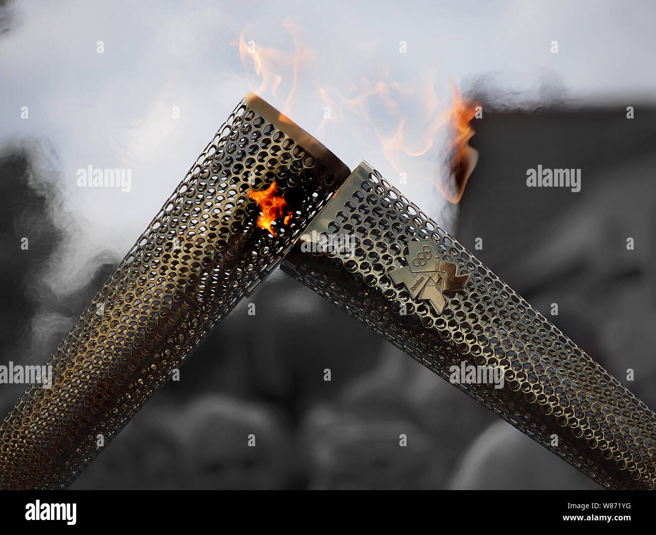 Torches olympiques 'Le Baiser' : la flamme olympique est passée à partir de la torche à la torche dans le cadre du relais de la flamme olympique aux Jeux Olympiques de Londres, 2012, Grande-Bretagne. Banque D'Images