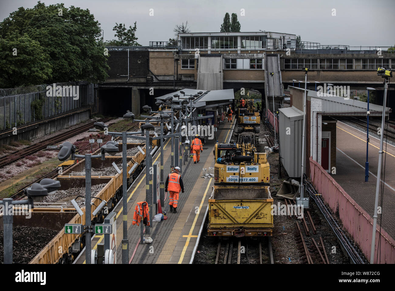 Le travail d'équipe de maintenance du métro de Londres sur la Central Line. Le broyage et le travail dégradé par les voies d'écrémage, bourrage et redistribuer le lest. London UK Banque D'Images