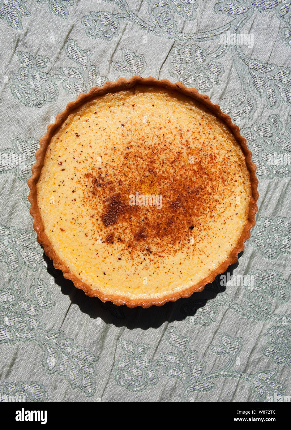 Tarte pâte brisée faite avec la crème anglaise Banque D'Images