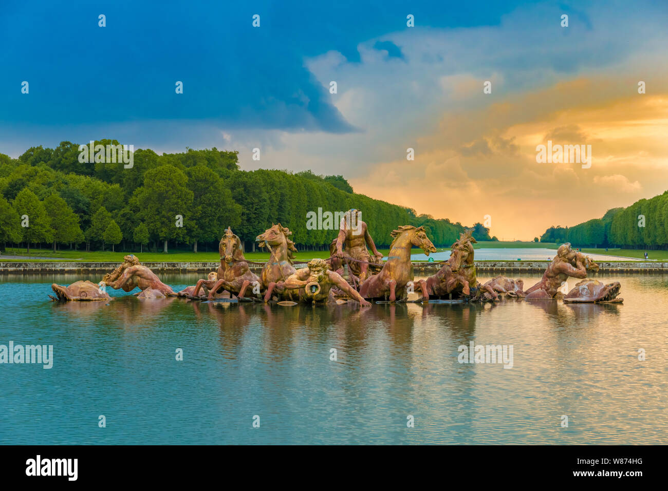 Coucher de soleil spectaculaire parfaite vue de la fontaine de Apollo les jardins de Versailles représentant le dieu grec Apollon montant de la mer dans un quatre-cheval... Banque D'Images