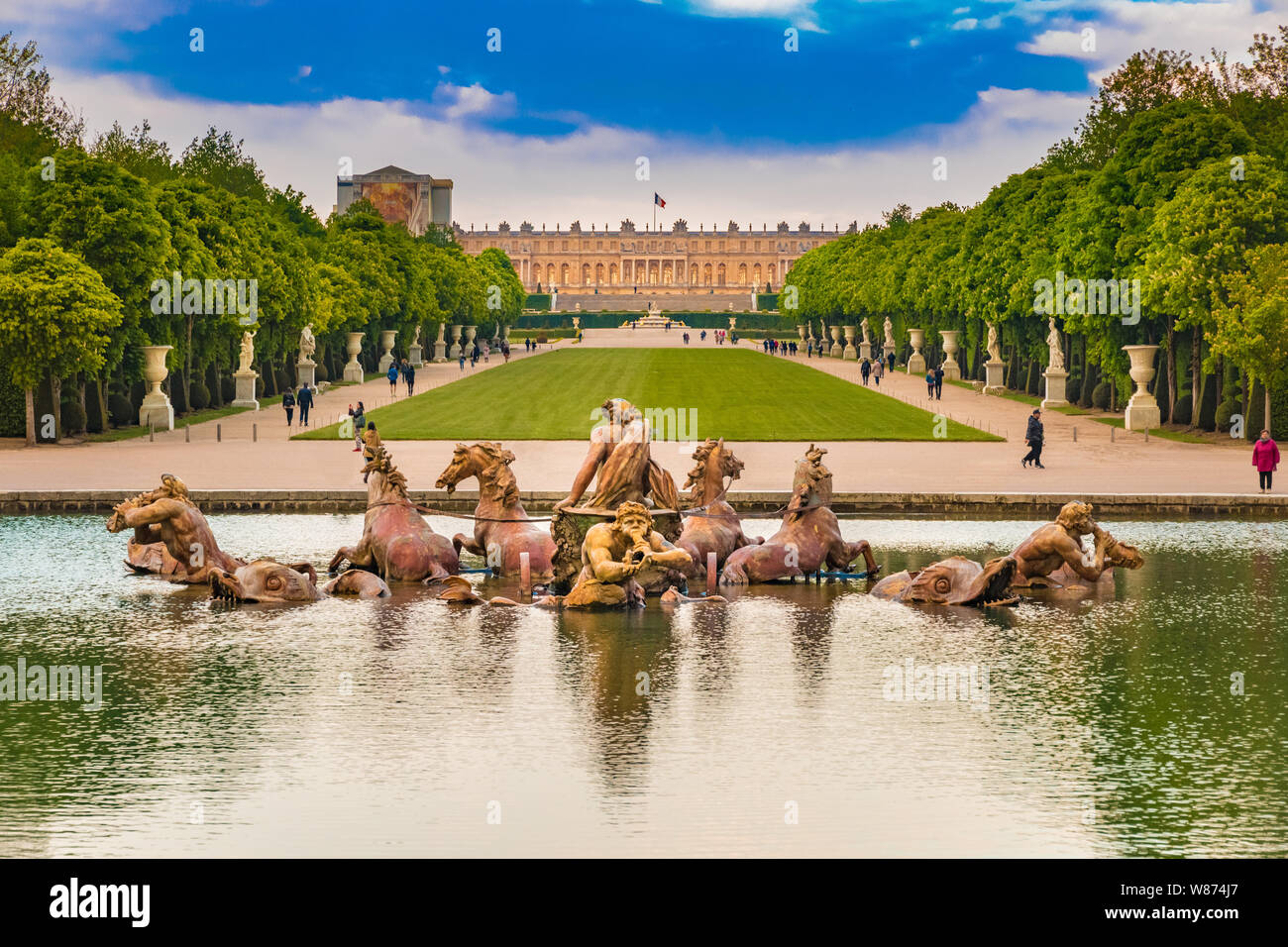 Vue sur le 'Tapis Vert' à Versailles, XIXe siècle par Fanny Robert. Louis  XVI et Marie-Antoinette sont représentés au premier plan. Du Musée National  du Château, Versailles, France Photo Stock - Alamy