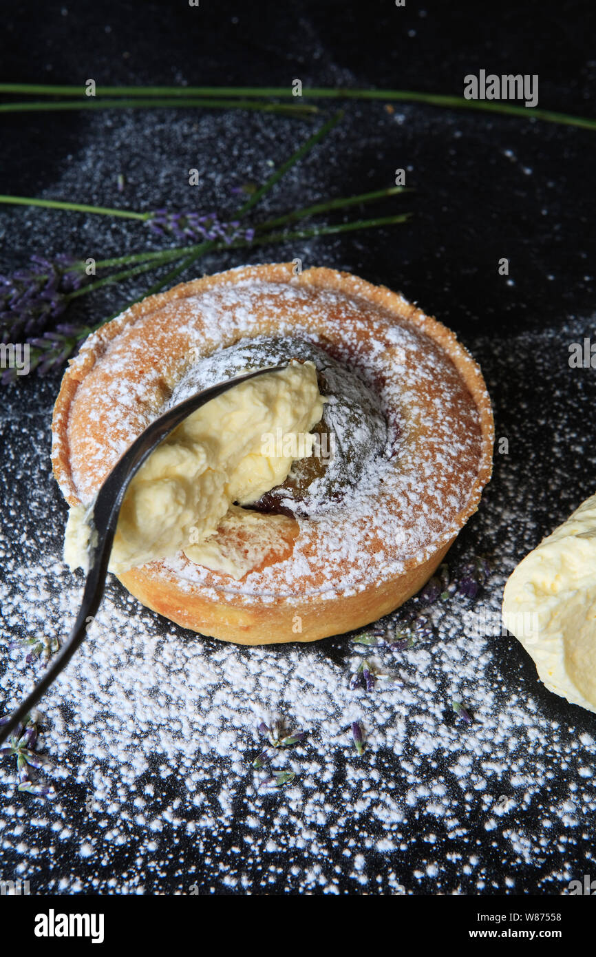 Tarte aux figues au miel et crème saupoudrés de sucre glace Banque D'Images