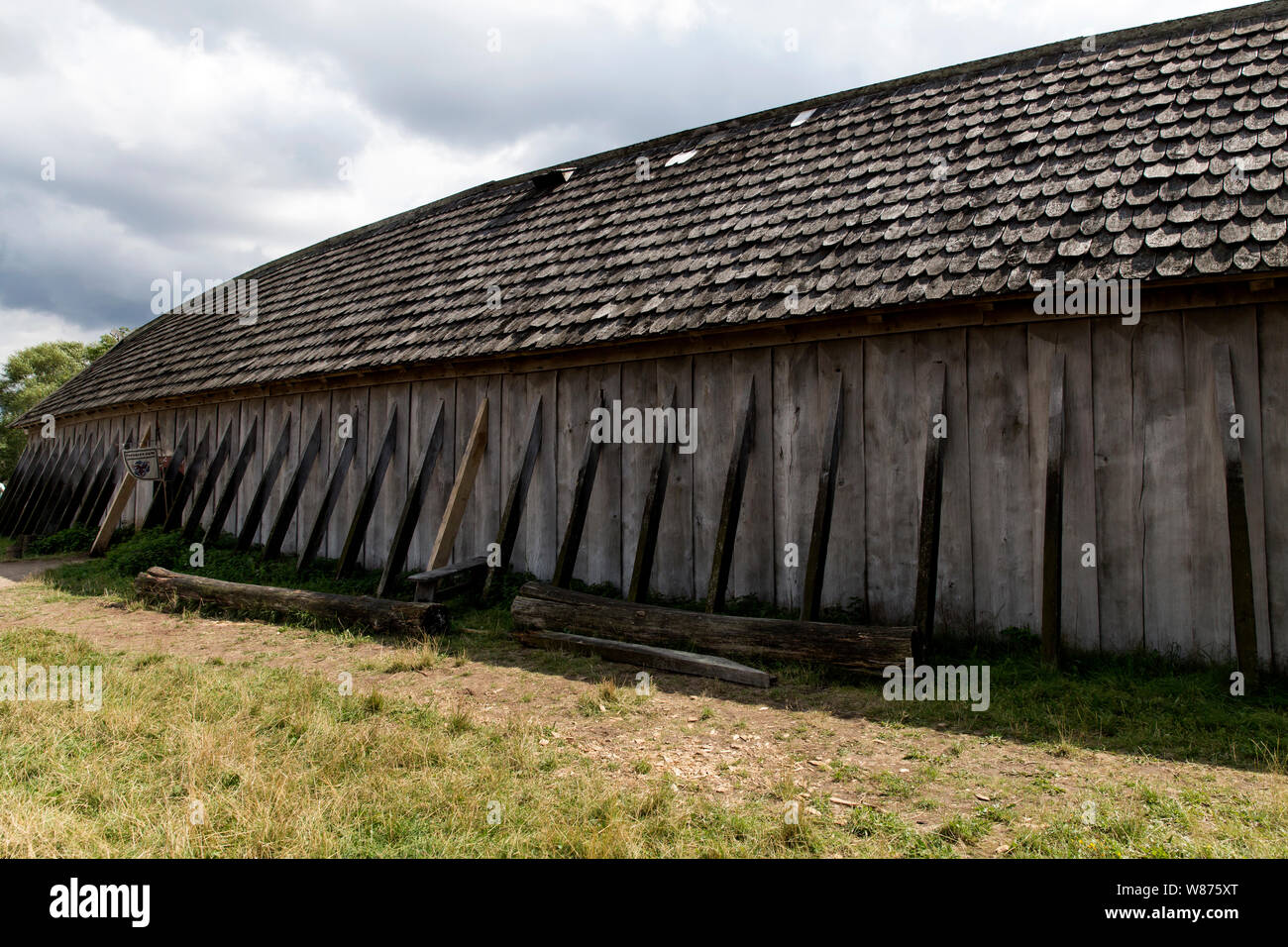 Reconstruit à partir de l'année 980 Hviding Manor à Ribe Viking Centre dans Lostrupholm près de Ribe, Danemark. Cet imposant manoir Viking a été trouvé lors d'une excavation près de Ribe au cours de 1986-1994 et reconstruit pour les meilleures estimations archéologiques. En plus de la longue maison en forme de bateau viking il y avait des stands et une forge, granges, ateliers et pit-maisons à 7,800 M2 clôturé en cour par une haie de saule tressé. Banque D'Images