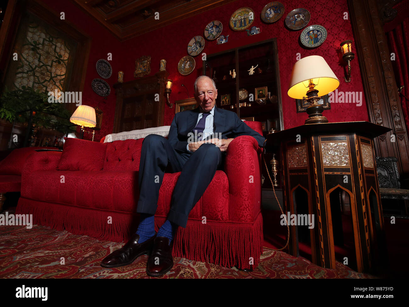 Lord Rothschild à Waddesdon Manor, dans le Buckinghamshire, avant l'ouverture d'une exposition, qui du Trésor Rothschild aura lieu à une nouvelle, permanente, galerie contenant plus de 300 objets rares couvrant deux millénaires - à partir d'un 1e siècle caméo de César Auguste, petit-fils de bijoux via donnée comme un présent de la reine Victoria, d'objets portant des numéros d'inventaire des Nazis. Banque D'Images