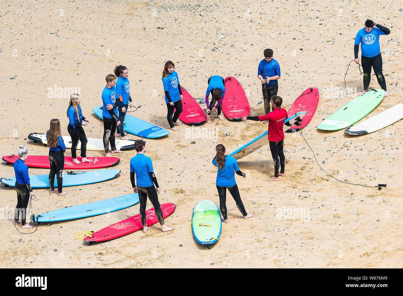 Une leçon de surf sur la grande plage de l'Ouest à Newquay en Cornouailles. Banque D'Images