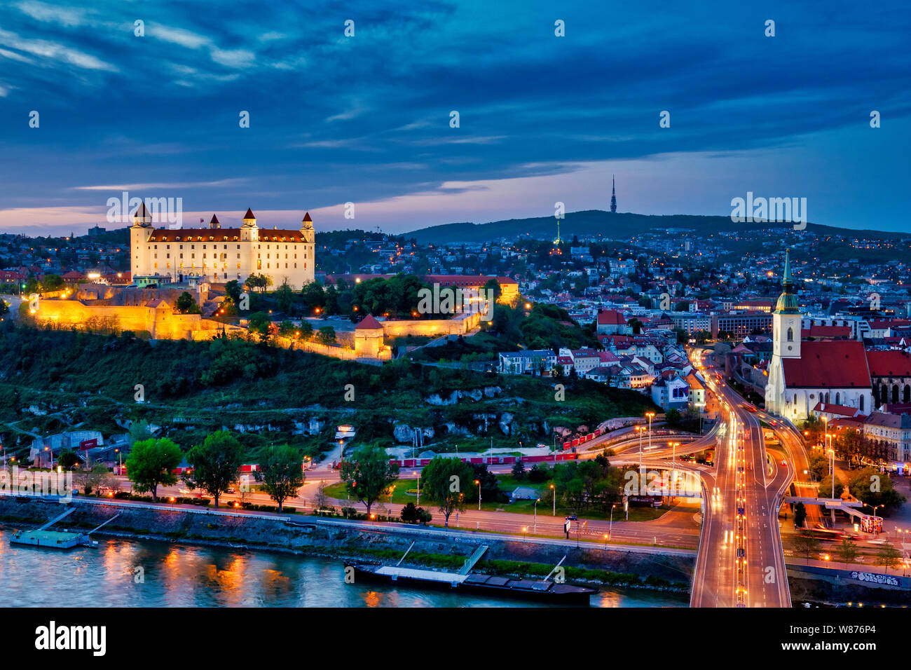 Le château de Bratislava et les toits de la vieille ville, à Bratislava, Slovaquie Banque D'Images