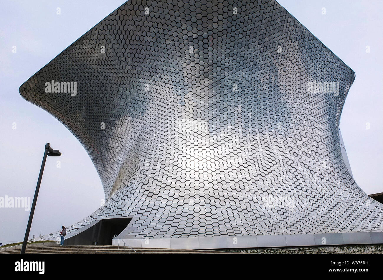 Le Musée Soumaya est un musée privé dans le Nuevo Polanco de Mexico avec entrée gratuite. Il est administré par la Fondation Carlos Slim et contient les reliques religieuses, l'art, des documents historiques, collection de pièces et de Carlos Slim et son épouse Soumaya, après que le musée a été nommé. Le musée abrite des œuvres de plusieurs des meilleurs artistes européens du 15e au 20e siècle. Il contient une grande collection des moulages de sculptures d'Auguste Rodin. Le musée a été fondé en 1994. En 2011, elle a ouvert un nouveau site qui a coûté plus de 70 millions de dollars pour construire. Le nouveau bâtiment Banque D'Images
