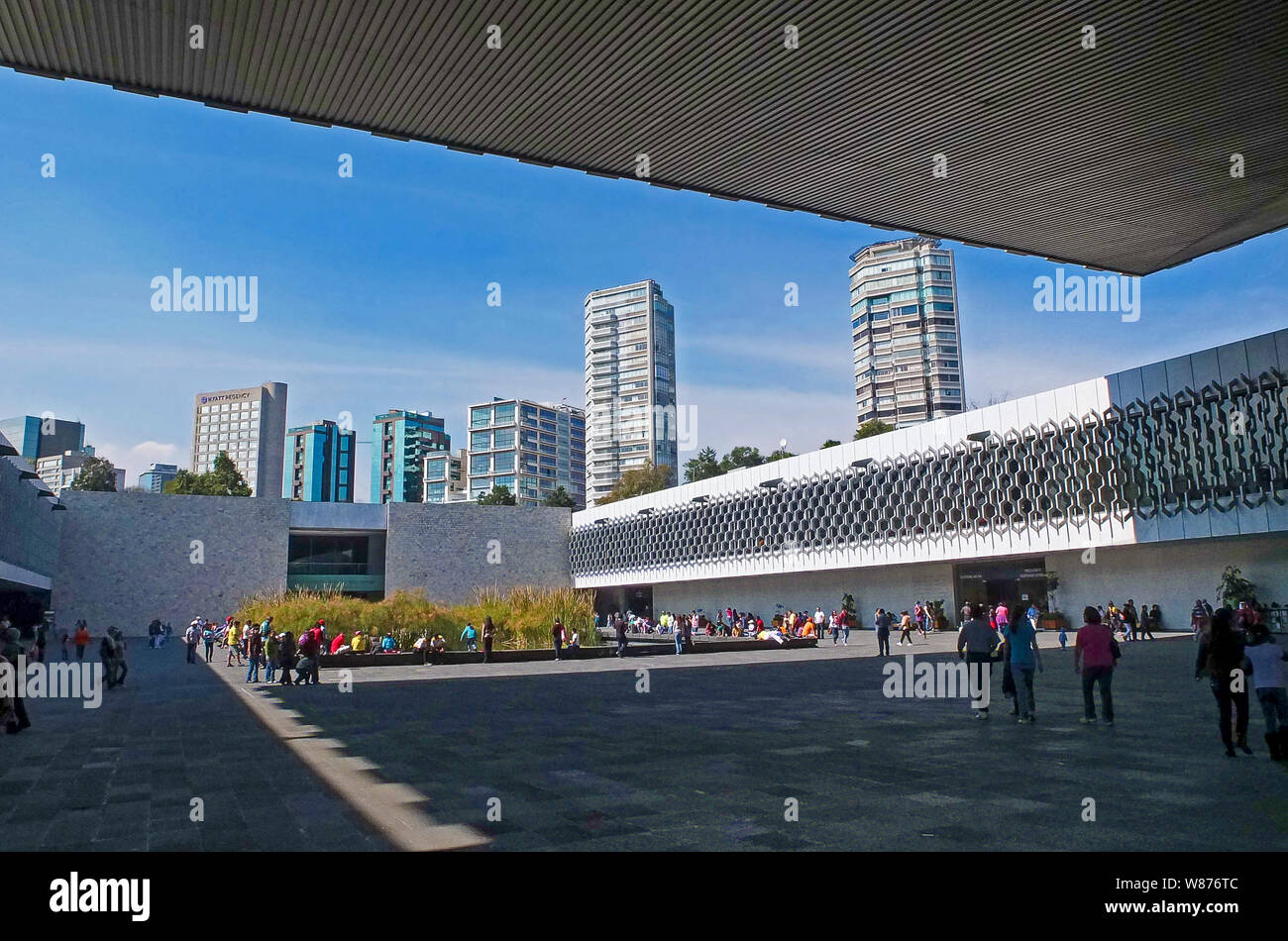 Le Museo Nacional de Antropología (MNA, ou Musée National d'anthropologie) est un musée national du Mexique. Il est le musée le plus visité au Mexique. Situé dans la zone entre le Paseo de la Reforma et Calle Mahatma Gandhi dans le parc de Chapultepec à Mexico, le musée contient des objets archéologiques et anthropologiques de l'héritage précolombien du Mexique, comme la Piedra del Sol (la Pierre du Soleil ou calendrier aztèque en pierre) et le 16e siècle statue aztèque de Xochipilli. Conçu en 1964 par Pedro Ramírez Vázquez, Jorge Campuzano et Rafael Mijares Banque D'Images