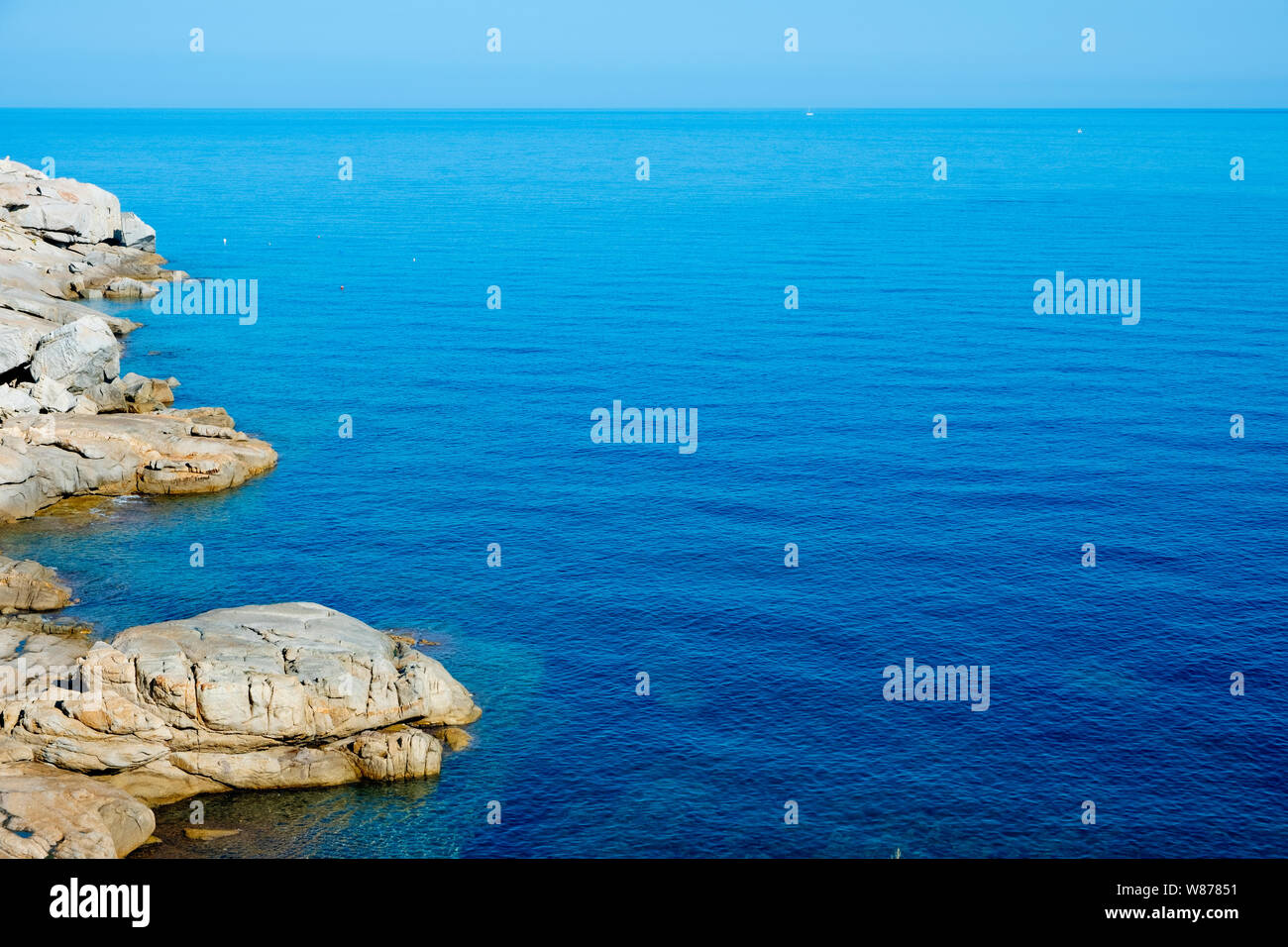 Une vue sur la mer Méditerranée et les formations rocheuses de Punta San Francesco promontoire à Calvi, Corse, en France Banque D'Images