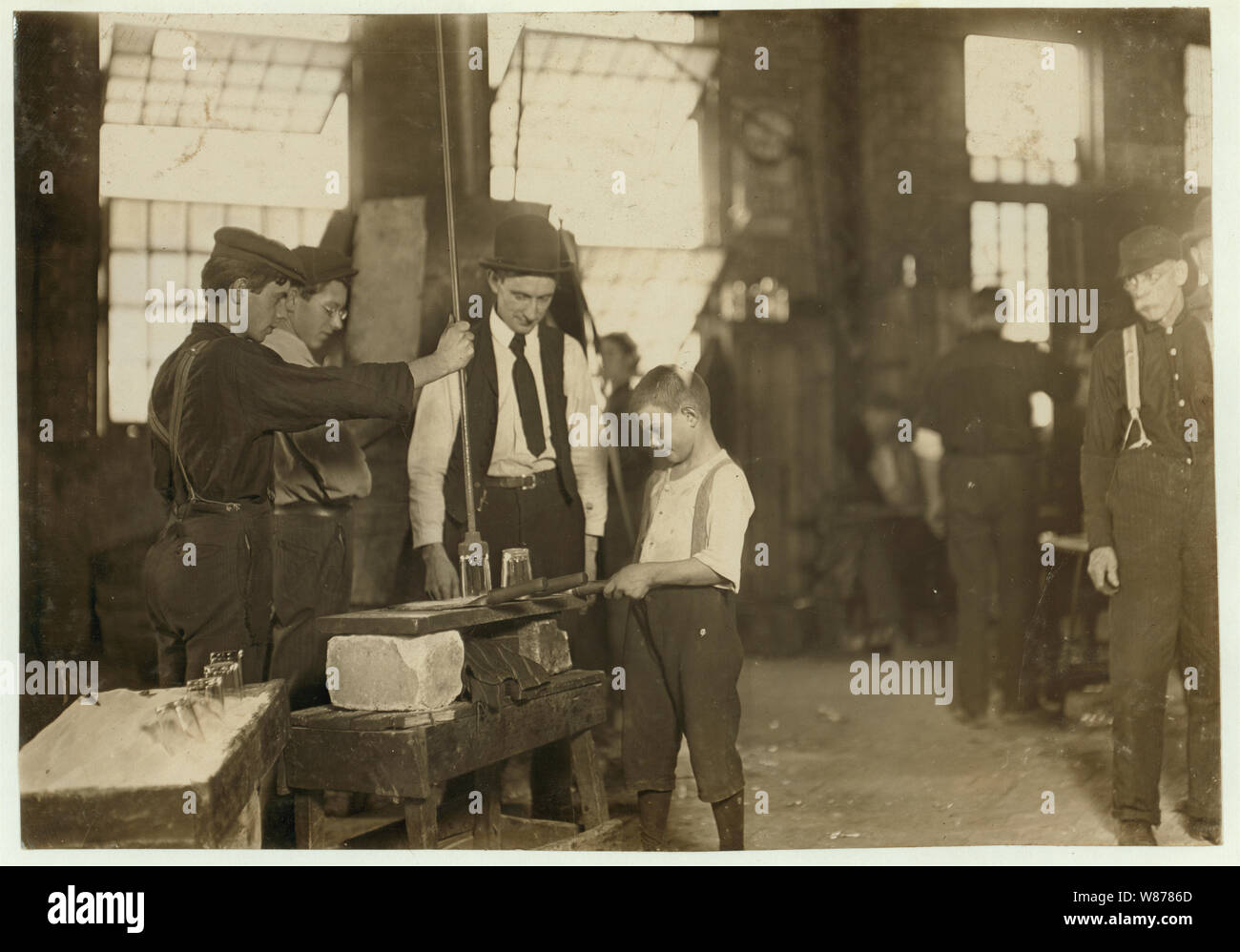 L'éducation des jeunes idée. Le Patron (qui a débuté à l'âge de 10 ans, et a été pendant 30 ans) montrant un débutant (qui est apparemment 9 ou 10) Voir 169. Banque D'Images