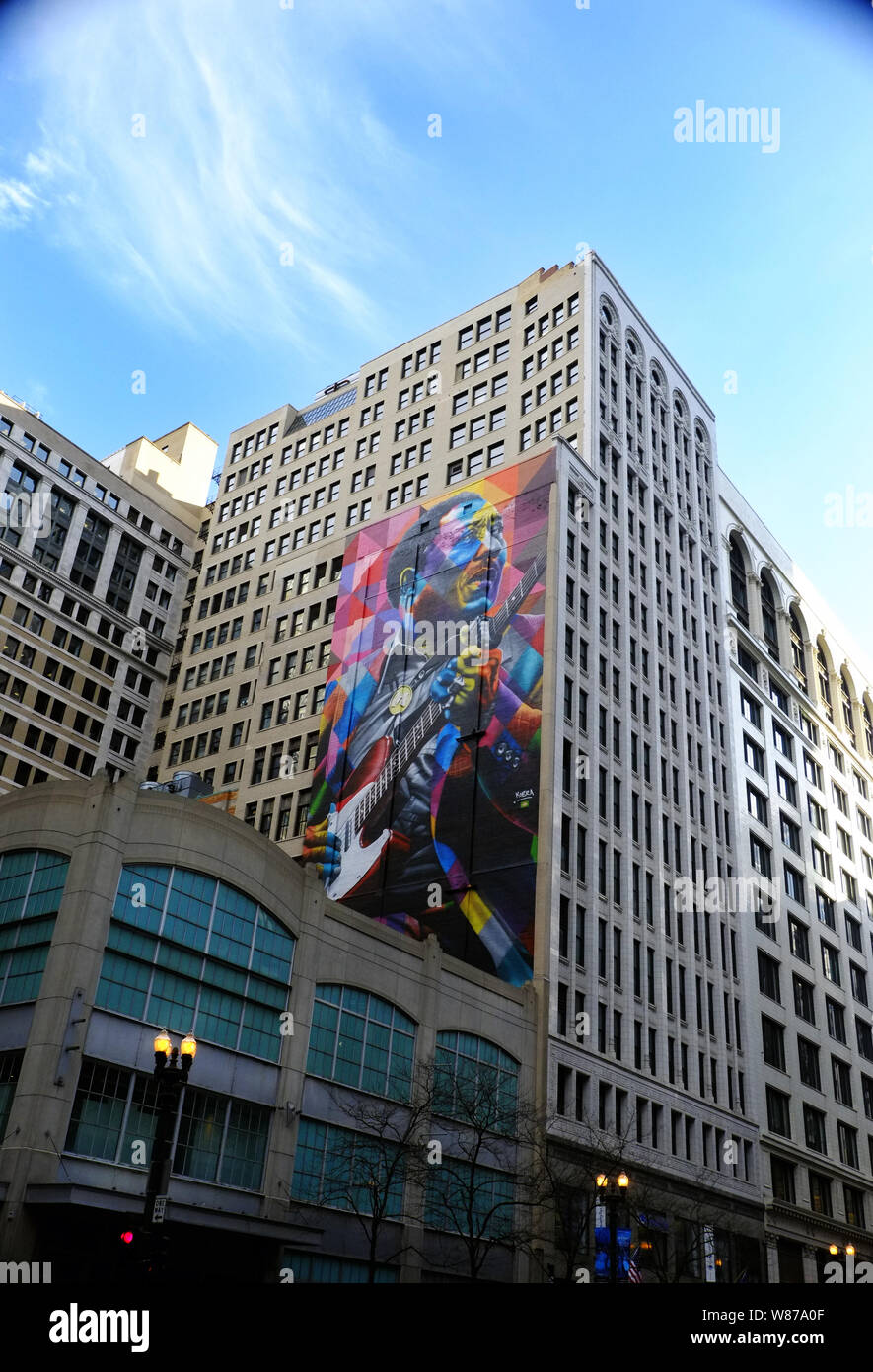 Une hauteur de neuf étages de murales artiste blues, McKinley Morgafield, connu sous le nom de Muddy Waters sur un mur sur Chicago's State Street. Banque D'Images