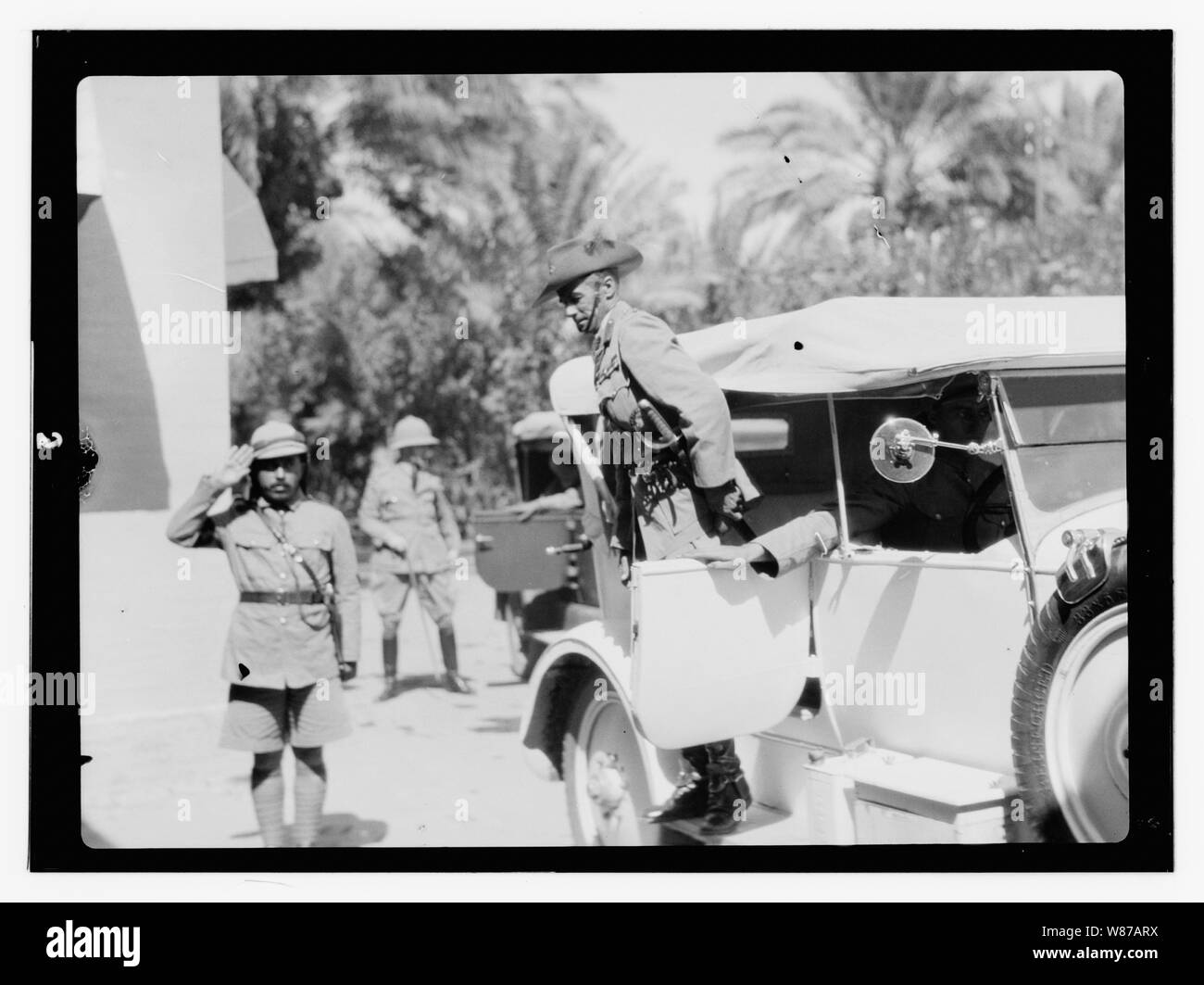 10/6/32 au palace etc., Bagdad, officier australien sortir de voiture Banque D'Images