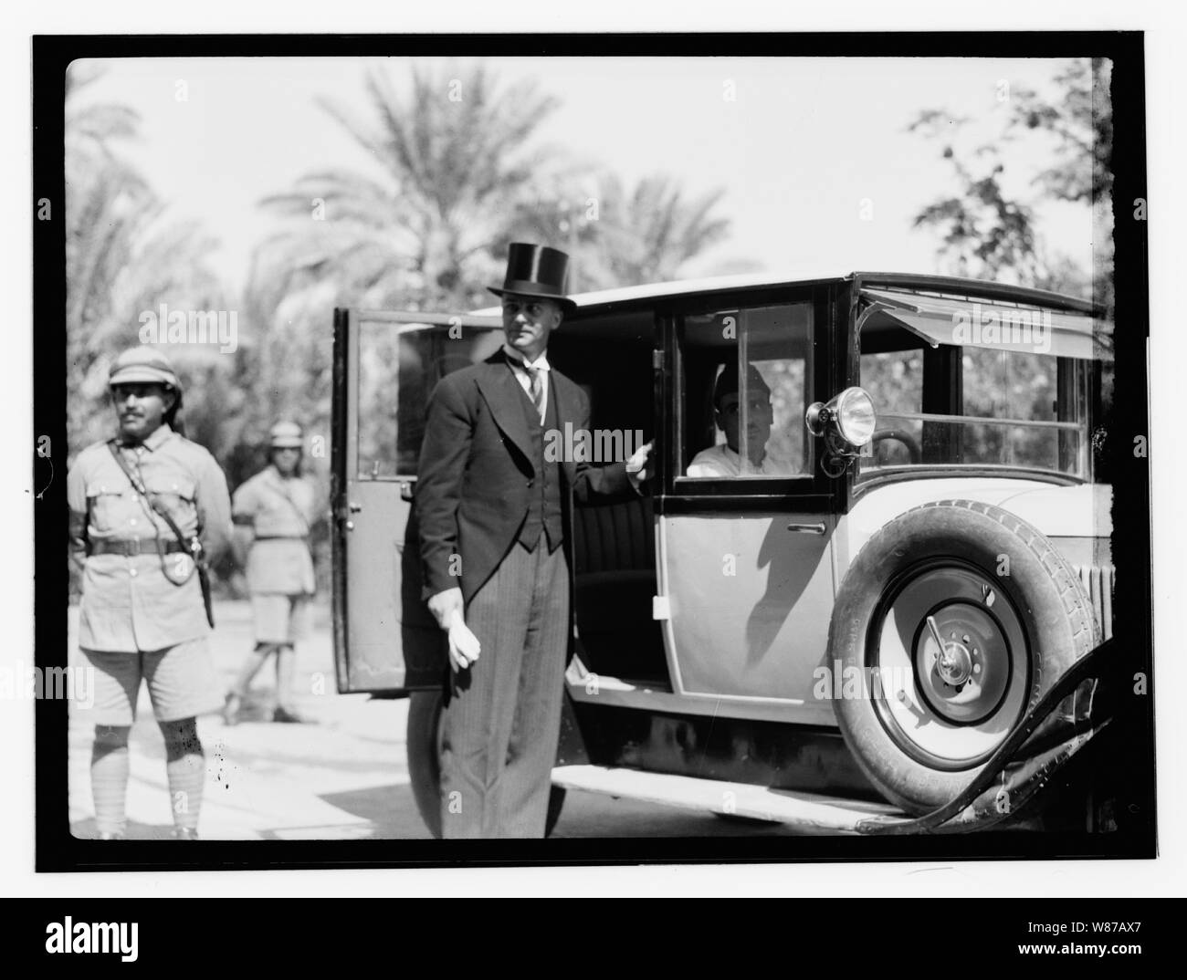 10/6/32 au palace etc., Bagdad, l'homme avec top hat obtenir dans... Banque D'Images