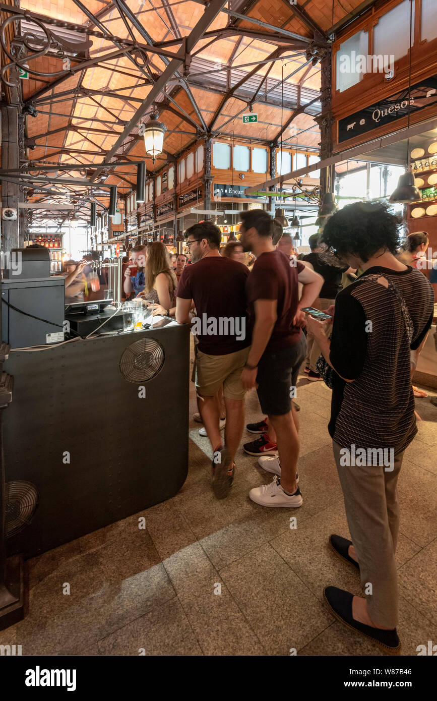 Vue verticale de Mercado de San Miguel à Madrid. Banque D'Images