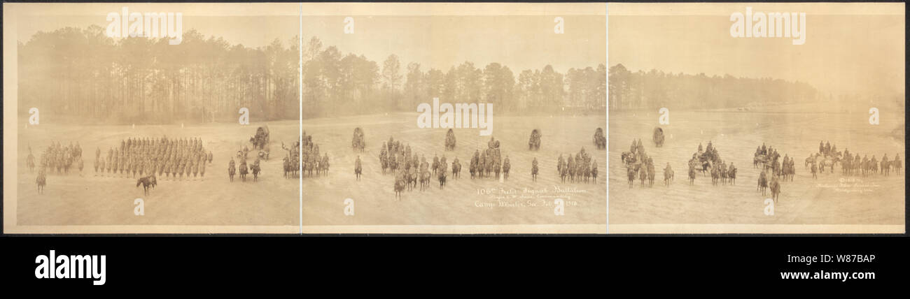 106e Bataillon des transmissions sur le terrain, le Major C.W. Saso, Commandant, Camp Wheeler, Ga., Février 9th, 1918 ; les membres de la Division au garde, à cheval, à moto, et dans des wagons couverts. Banque D'Images