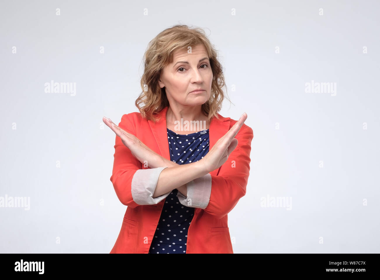 Young caucasian woman fronçant crossing arms sur la poitrine et d'interdire le rejet en geste Banque D'Images