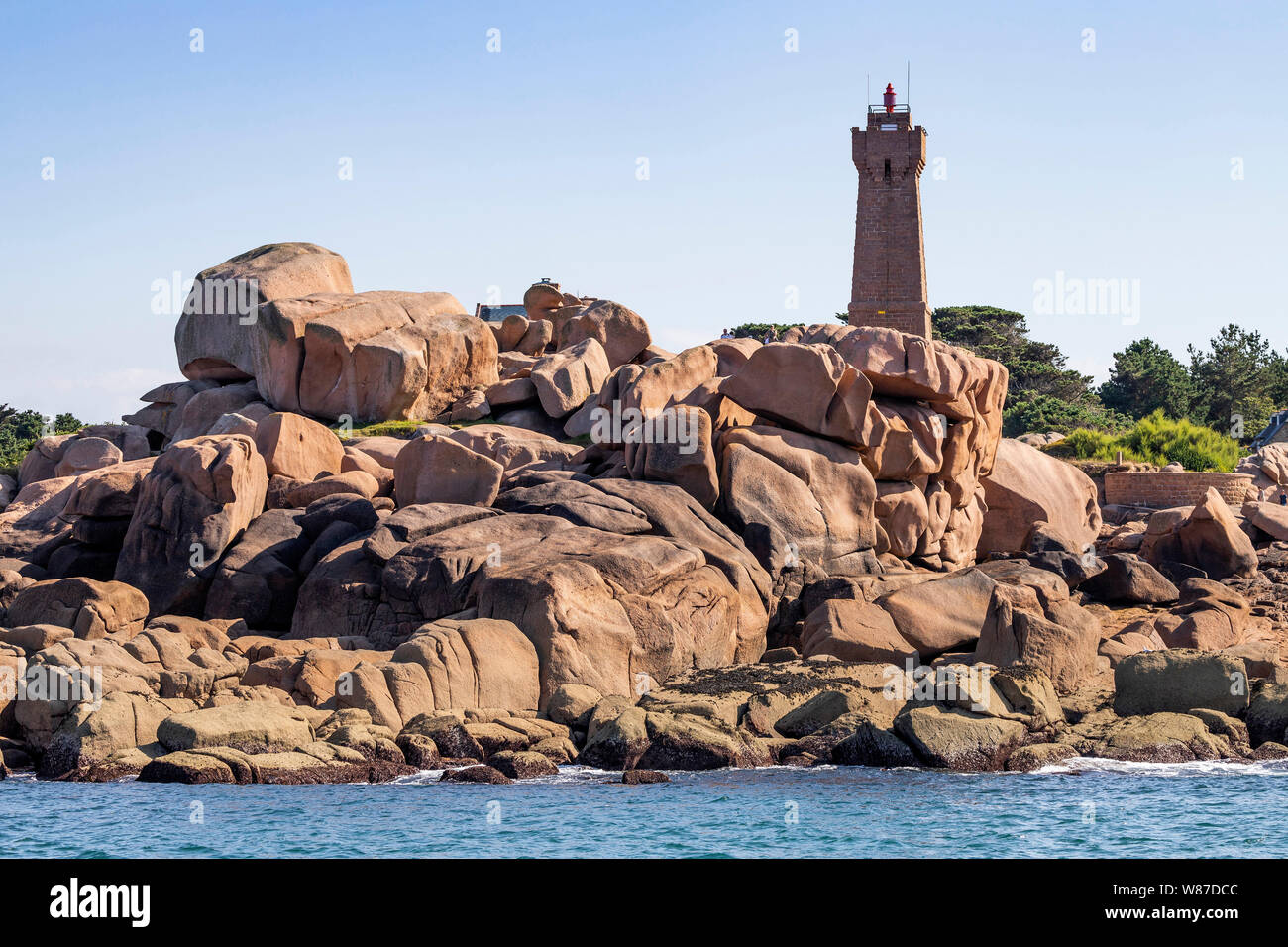 Perros-Guirec (Bretagne, nord-ouest de la France) : le phare de Men Ruz Ploumanac'h, le long de la zone côtière, "cote de granit rose" (pas disponible pour Banque D'Images