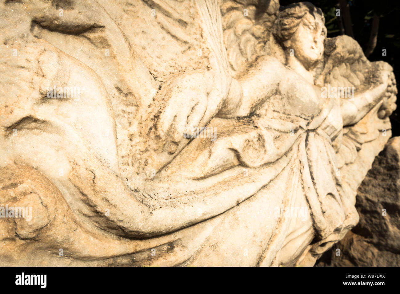 Vue rapprochée de swoosh sur la sculpture sur pierre de la déesse grecque Nike à ruines antiques d'Ephèse, tôt le matin, la lumière. La Turquie Banque D'Images
