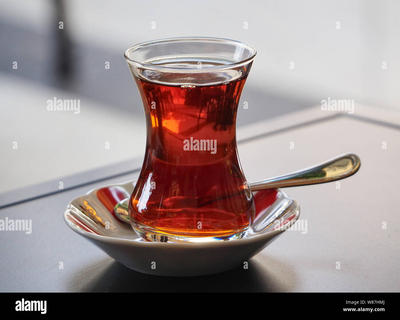 Du thé turc en verre en forme de tulipe typique Banque D'Images