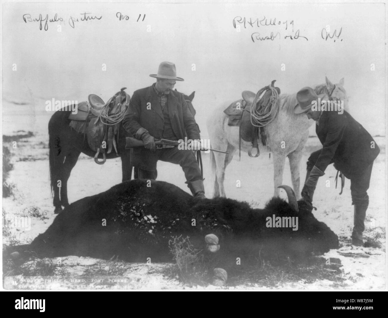 2 chasseurs morts debout au-dessus du troupeau de bisons Scotty Philip, Fort Pierre, S.D. Banque D'Images