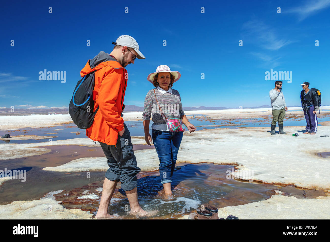 Télévision sel Uyuni Uyuni, Bolivie : les touristes à pied, en blanc salar et profitez d'activités excursion en Jeep à travers le désert de sel bolivien Banque D'Images