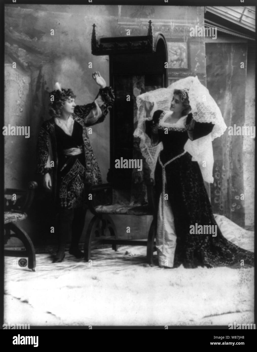 2 femmes, un homme en costume de scène, jouant du théâtre élisabéthain Banque D'Images