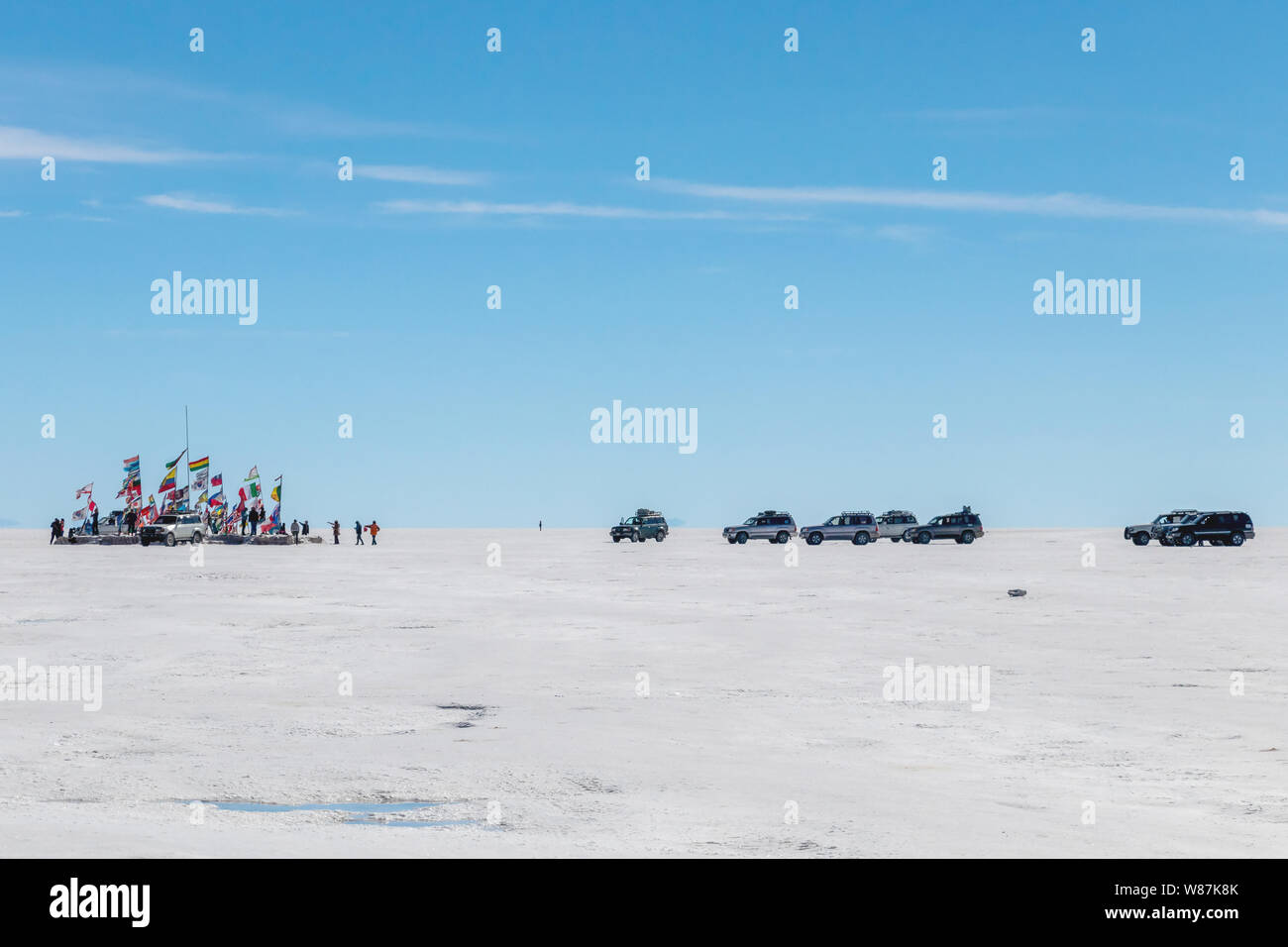 Télévision sel Uyuni Uyuni, Bolivie : les touristes à pied, en blanc salar et profitez d'activités excursion en Jeep à travers le désert de sel bolivien Banque D'Images