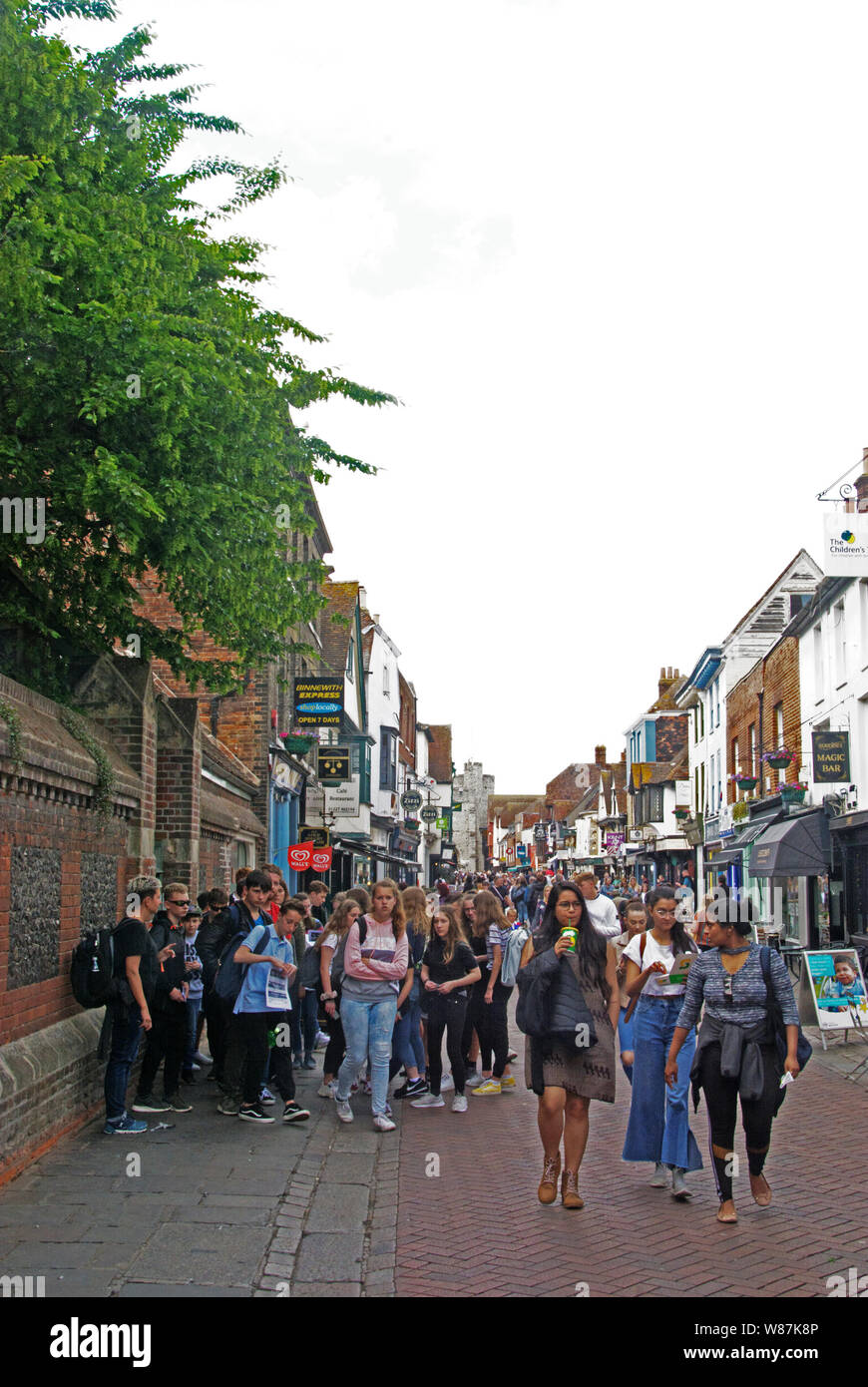 KENT, CANTERBURY ; les foules à ST PETER'S STREET. Banque D'Images