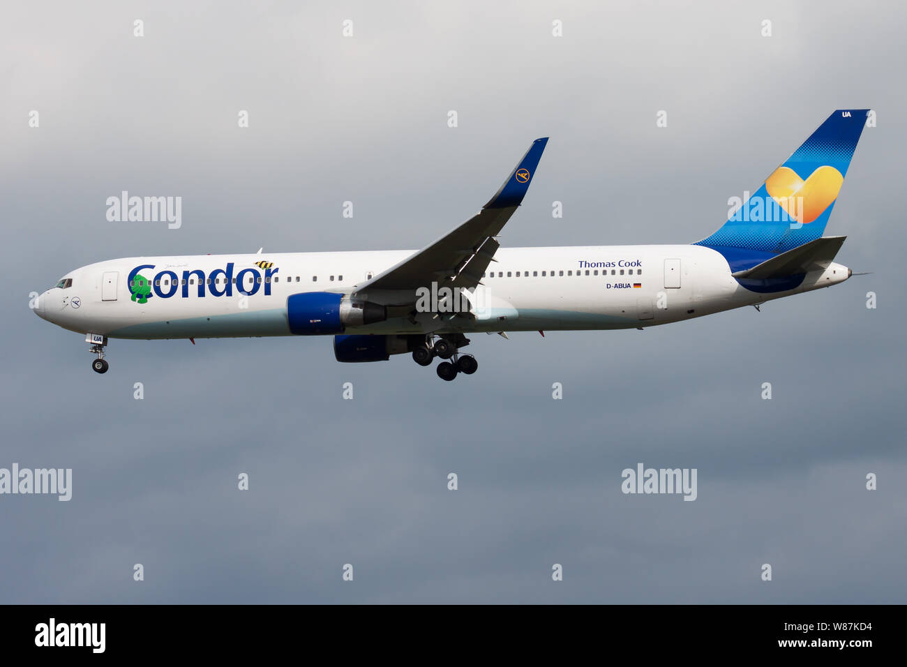 Francfort / ALLEMAGNE - le 17 août 2014 : Condor Airlines Boeing 767-300 D-ABUA avion du passager à l'atterrissage à l'aéroport de Francfort Banque D'Images